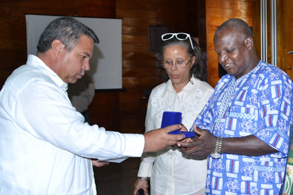 Ulises Guilarte De Nacimiento, Secretario General de CTC, entrega la medalla 75 Aniversario de la CTC  al presidente de la Organización sindical de Nigeria. Foto: Eddy Martin