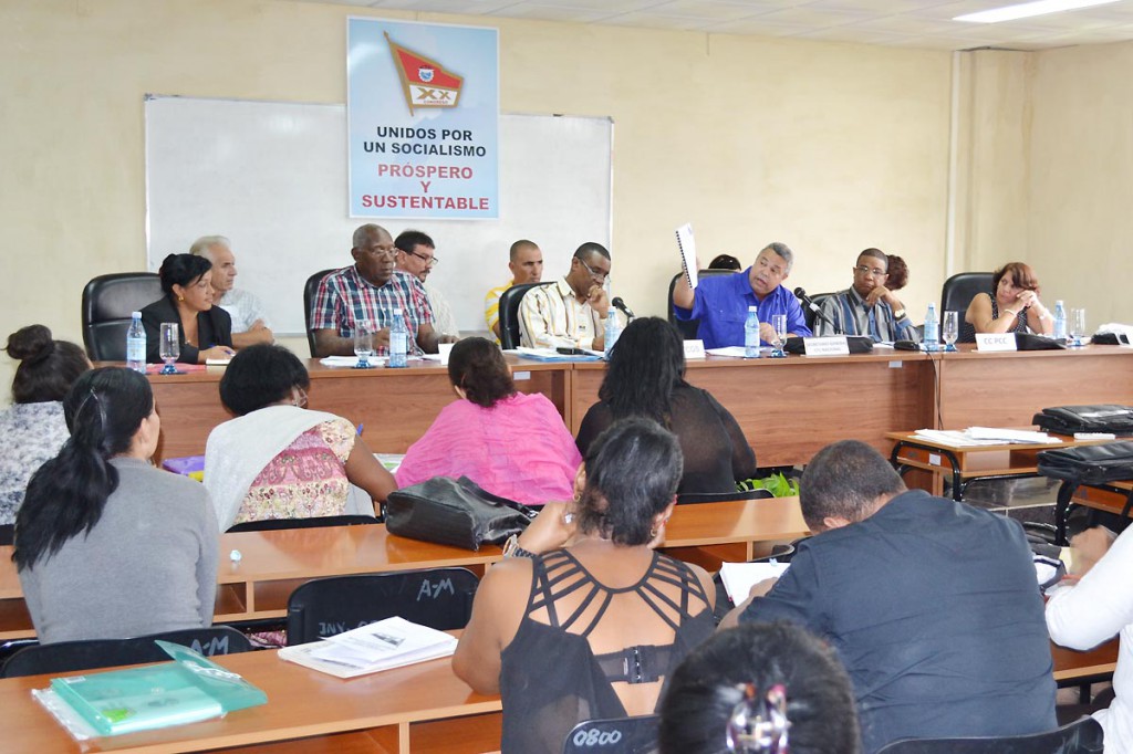 La creación de las cooperativas no debe ser motivo de abandono en las empresas estatales, señaló Ulises Guilarte De Nacimiento, secretario general de la CTC. Foto: Eddy Martin