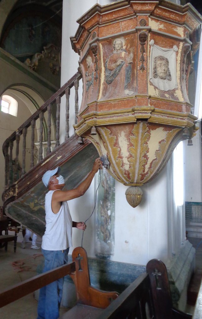 El interior de la catedral  también se remoza, con énfasis en el realce de los muchos decorados que le aportan sobriedad y belleza, a la altura de su condición de Monumento Nacional.