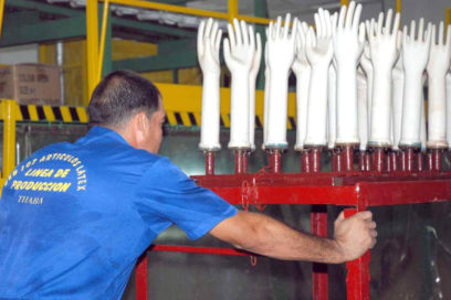 Producción récord de guantes quirúrgicos estériles en Las Tunas