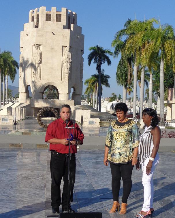 La representación administrativa y sindical del cementerio Santa Ifigenia recibió el Sello de manos de Ulises Guilarte de Nacimiento.