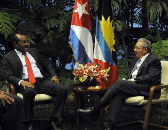 El General de Ejercito Raúl Castro Ruz (D), Presidente de los Consejos de Estado y de Ministros de Cuba, y Gastón A Browne (I), Primer Ministro de Antigua y Barbuda, y Ministro de Finanzas, durante las conversaciones oficiales, en el Palacio de la Revolución, en La Habana, Cuba, el 07 de diciembre de 2014. Foto: Abel Padrón Padilla