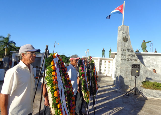 Ofrendas florales a nombre del pueblo también formaron parte del tributo. Foto: José Luis Martínez Alejo