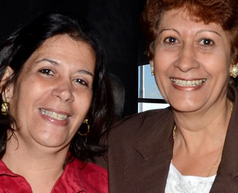La periodista Alina Mena Lotti (I) fue galardonada con el Premio Nacional La Estrella Martiana. Ena Elsa Velázquez Cobiella, ministra de Eduación (D), estuvo presente en el homenaje a los educadores cubanos.