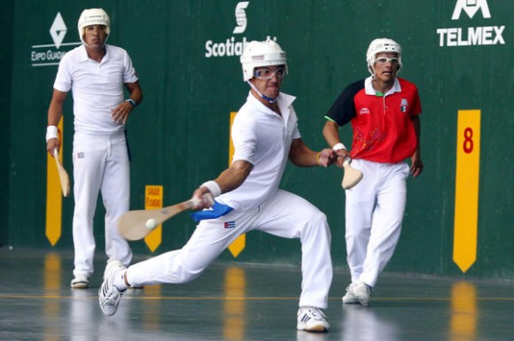 Los cubanos Azuan Pérez y Rafael Fernández, vestidos de blanco. Foto: Cubadebate
