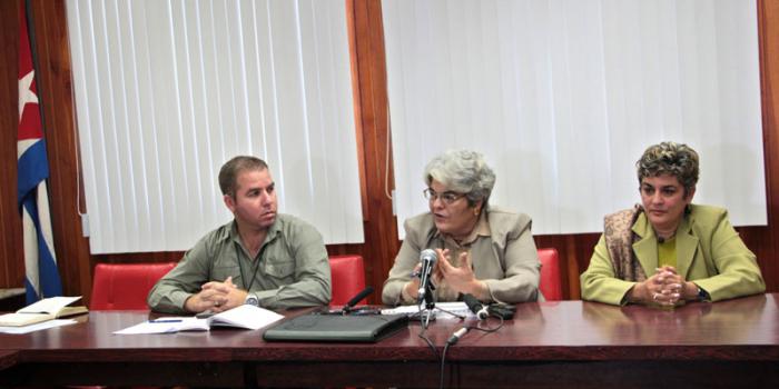 Vladimir Regueiro, Zamira Marín y Deborah Rivas ofrecieron detalles sobre las nuevas normativas. Foto: Yaimí Ravelo