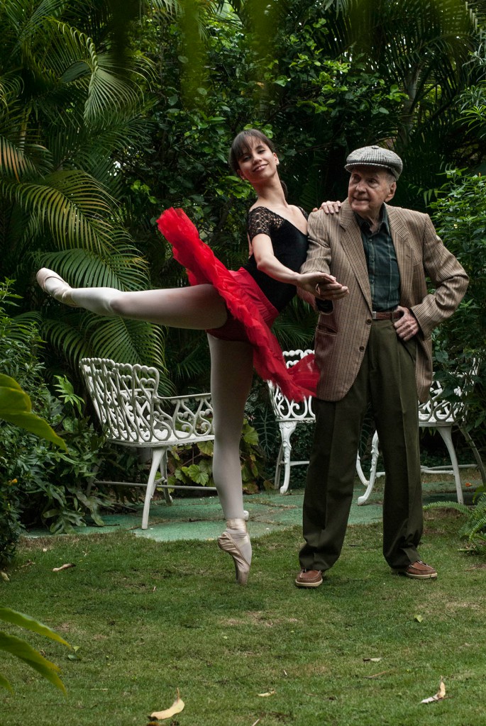 Nunca perdió el vínculo con los jóvenes. En la imagen, acompaña a la bailarina Grettel Morejón. Foto: Gabriel Dávalos