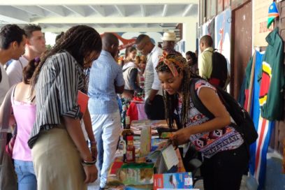 Homenaje universitario a la integración