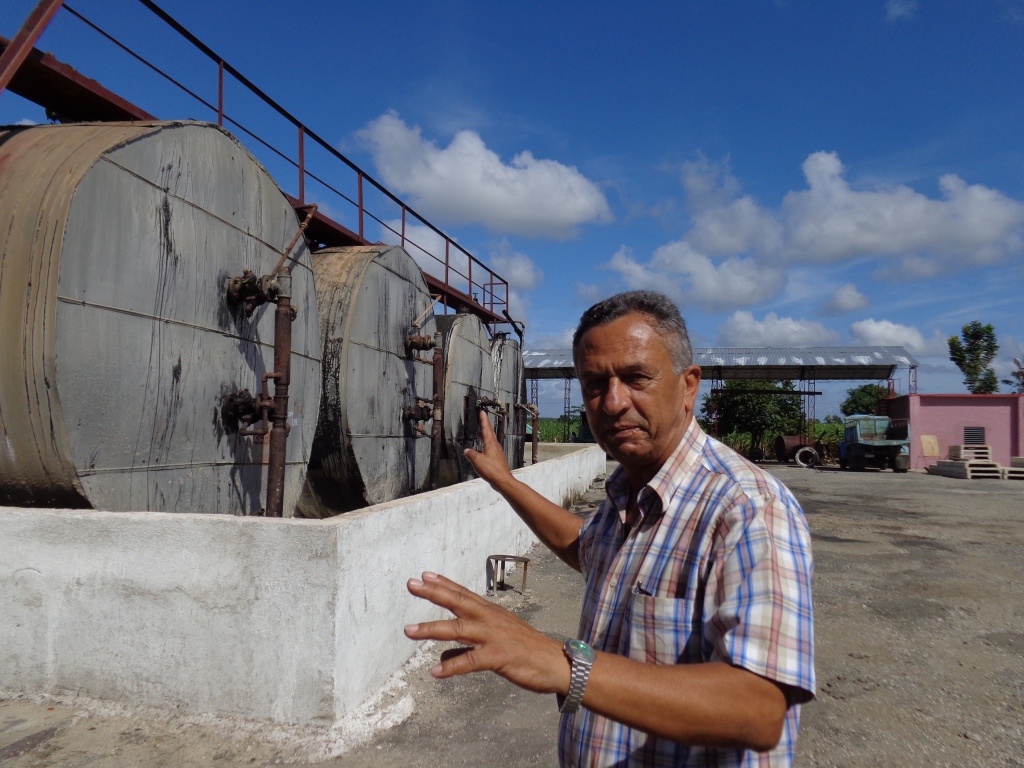 Pablo Lemes Acosta, jefe de brigada de pavimentación asfáltica de la Ecoing 15, asegura que la planta de asfalto de Santa Cruz del Sur permitirá que la empresa aumente el plan productivo unas 3 mil toneladas más que el de este año. 