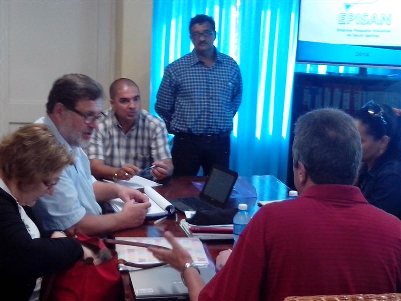 Un inspector alemán y su homóloga polaca estuvieron en la industria espirituana para avalarlos como exportadores hacia Europa. Foto: Vicente Brito.