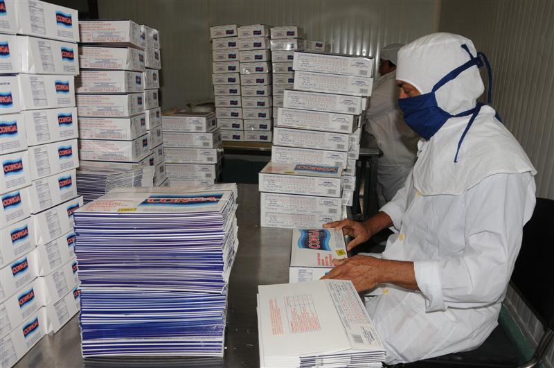 Las condiciones de almacenaje, la preparación de los recursos humanos y la no utilización de pienso medicamentado en la cría de camarones devinieron otros elementos inspeccionados. Foto: Vicente Brito.