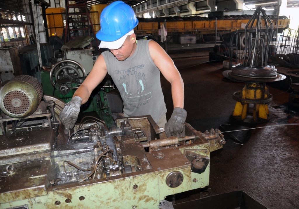 En el taller de puntillas de la UEB de minas habían cuatro brigadas, ahora, luego de la reducción laboral y los problemas de financiamiento, solo quedan dos. Foto: Orlando Durán Hernández