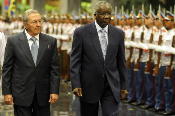 El General de Ejército Raúl Castro Ruz (I), Presidente de los Consejos de Estado y de Ministros de Cuba, junto a, Freundel Stuart (CD), Primer Ministro de Barbados, Ministro de Seguridad Nacional, de Servicio Público y Desarrollo Urbano, durante su recibimiento oficial, en el Palacio de la Revolución, en La Habana, Cuba, el 07 de diciembre de 2014. Foto: Abel Padrón Padilla/ AIN