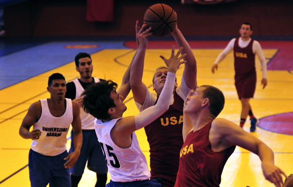 Encuentro de baloncesto entre estudiantes estadounidenses y cubanos. Foto: Ladyrene Pérez
