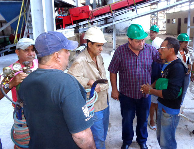 Félix Duarte, primer secretario del Partido en Ciego de Ávila, llamó a brindar una atención integral a los trabajadores, en diálogo con obreros y dirigentes del central Ciro Redondo. Foto: Del autor