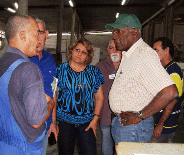 En la empresa Micalum, del sector de la construcción, Valdés Mesa conoció de la intensa labor que ejecutan para cumplir los compromisos de producción. Foto: Juan Carlos Dorado