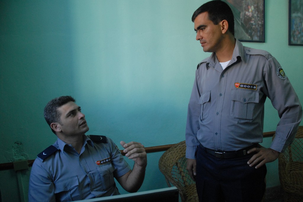 El mayor Idelier Bombino (de pie) y el teniente Yosvany González. Foto: Agustín Borrego