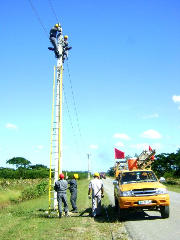 Trabajadores eléctricos en plena faena.