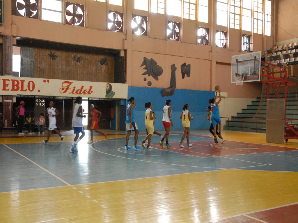 Las bicampeonas del baloncesto cubano se preparan en la Sala Polivalente 19 de Noviembre de la ciudad de Pinar del Río con vistas a la nueva edición de la Liga Superior de Baloncesto. Foto: Daniel Mitjáns.