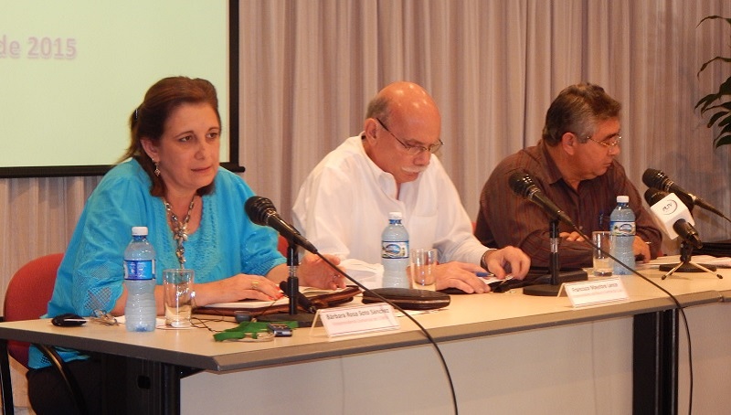 De izquierda a derecha: Bárabara Rosa Soto Sánchez, Vicepresidenta Comercial del Grupo Empresarial CIMEX; Francisco Mayobre Lence, Vicepresidente del Banco Central de Cuba; y Juan Luis Gamboa Santana, Director General de Tesorería del Banco Central de Cuba