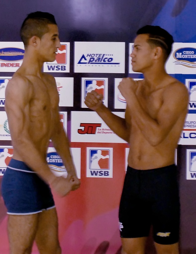 Tope entre Robeysi Ramìrez y Mohamed Hamout. uno de los platos fuertes en la apertura de la V Serie Mundial de Boxeo. foto: Heriberto González Brito