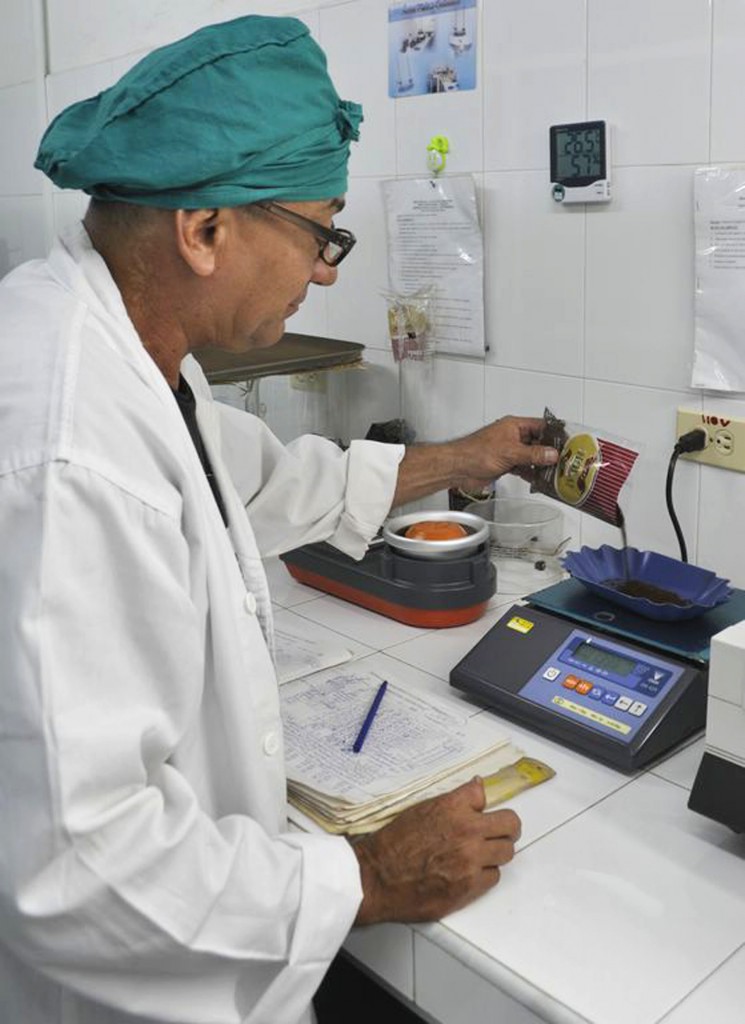 La excelencia técnica del laboratorio, con la categoría de Competente, les ofrece confiabilidad a los clientes. Foto: Edelvis Valido Gómez