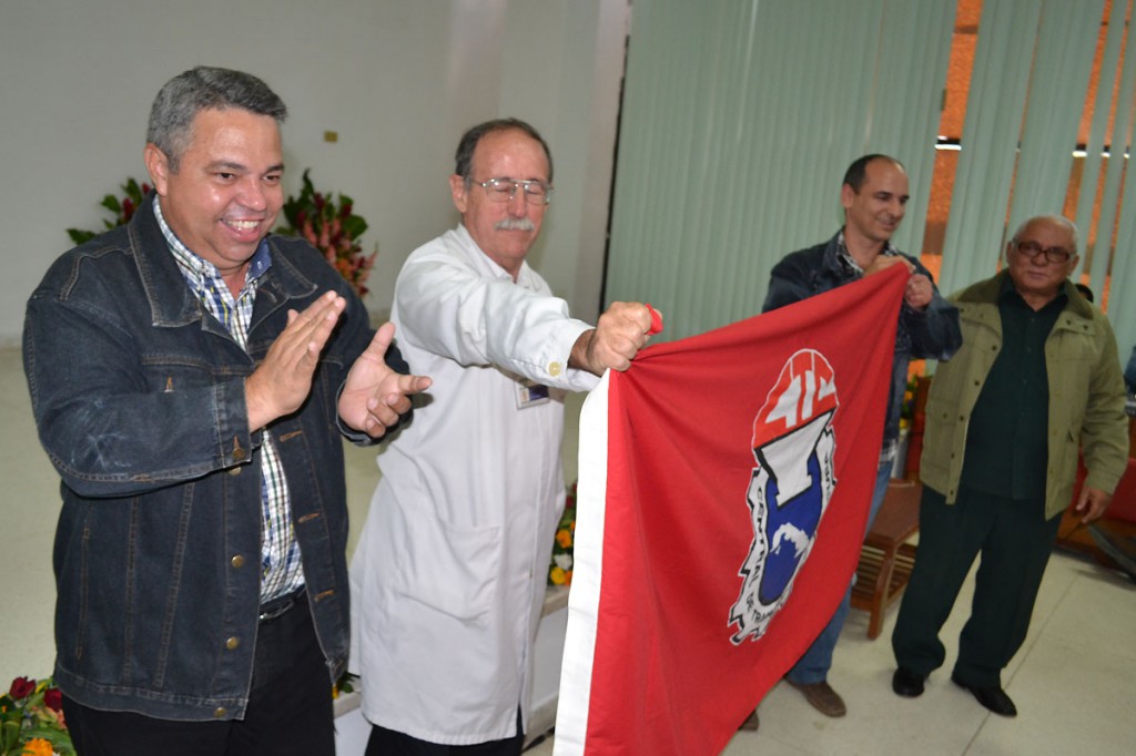 El Centro de Inmunología Molecular recibió la bandera de la Central de Trabajadores de Cuba (CTC) en ocasión del anivesario 76 de su fundación.