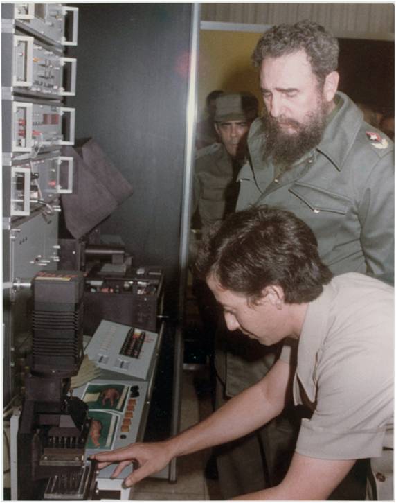 El doctor Fernández Yero, cuando mostraba la tecnología al Comandante en Jefe. | foto: Cortesía del Centro de Inmunoensayo