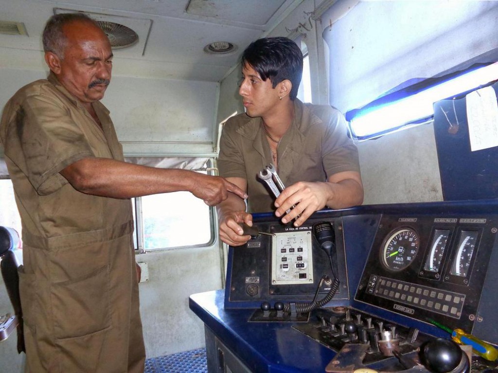 Adecuada atención a los jóvenes es garantía de futuro ferroviario, el profe Armando y el joven Yasser son buen ejemplo. Foto: Betty Beatón Ruiz