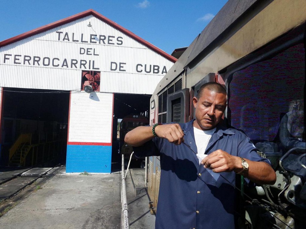 Conductores, reparadores de vías, mecánicos, oficinistas, ferromozas, directivos… aportan siempre un extra con mucha pasión. Foto: Betty Beatón Ruiz