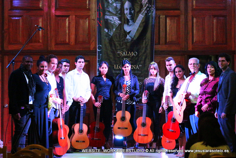 Jesús Lara y Ariadna Cuéllar (los dos primeros de izquierda a derecha) junto a parte del elenco que trabajó en Salmo de Llovizna.