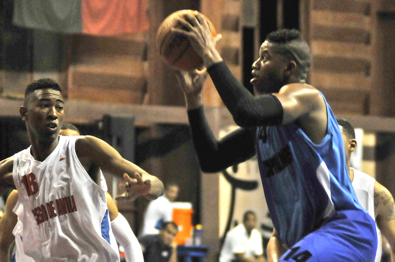 Jasiel Rivero (derecha), una de las grandes promesas del baloncesto en Cuba. foto: José Raúl Rodríguez Robleda