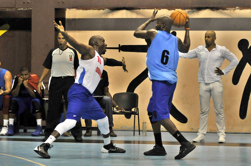 Allens Jemmott (derecha) debutó este martes con los Capitalinos. Fotos: José Raúl Rodríguez Robleda