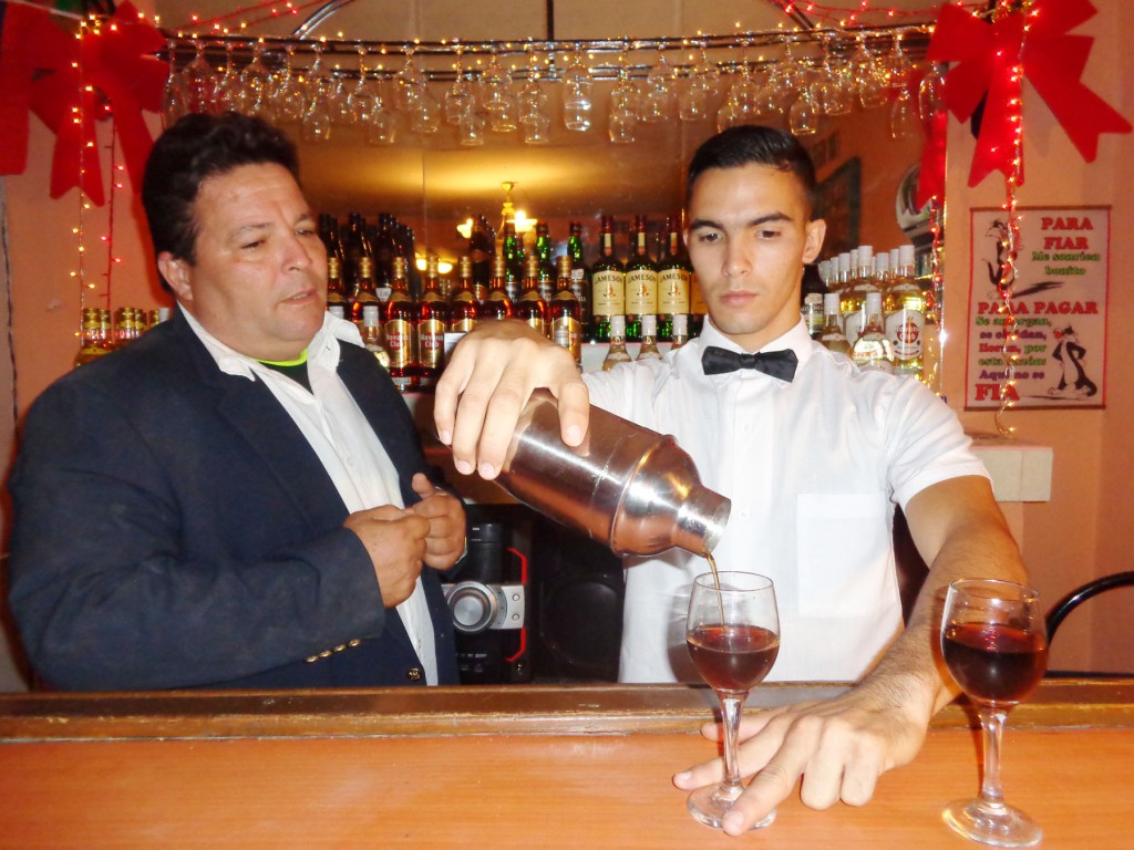 El avileño Julio López Escasena, administrador del centro recreativo El Bator,  aprecia mucho la oportunidad de haber educado, y continuar enseñando, a muchos jóvenes en el arte de la atención al cliente.  Foto: José Luis Martínez Alejo