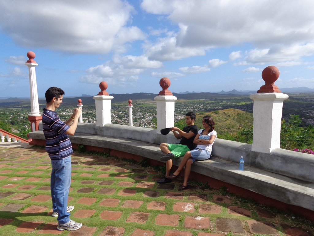 Muchos dejan constancia de la estancia en el histórico sitio. Foto: Manuel Valdés Paz