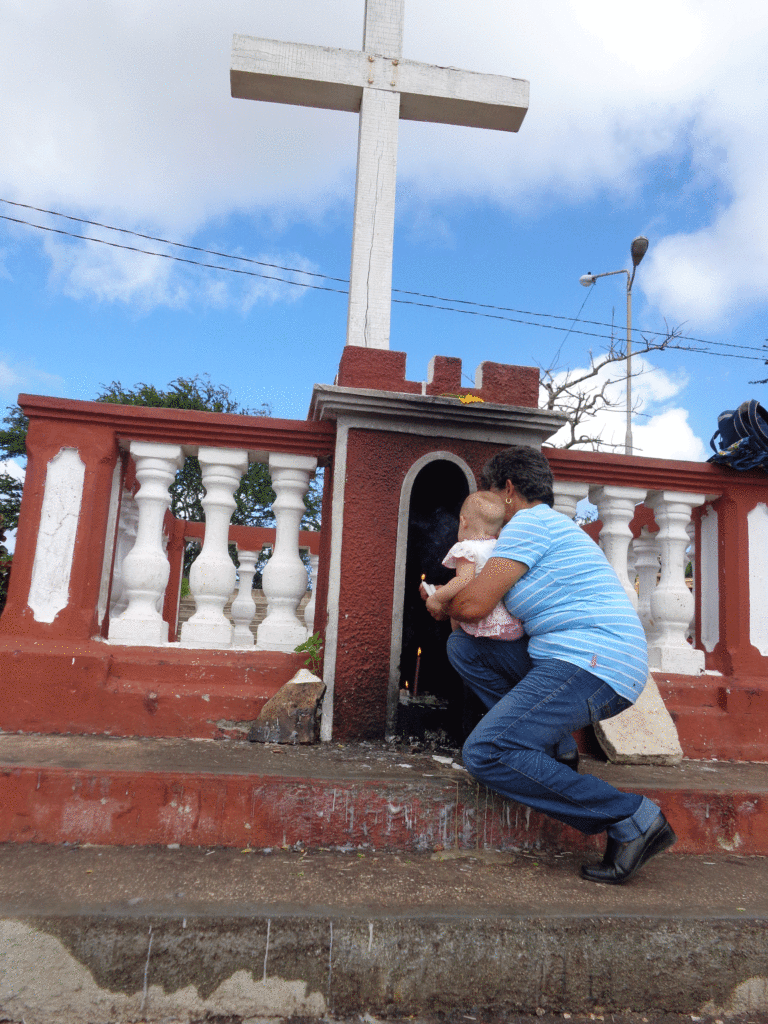 Todavía hay quienes suben a cumplir la promesa que hicieron. Foto: Manuel Valdés Paz
