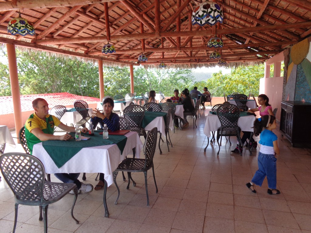 Al final de la jornada los visitantes pueden disfrutar de servicios de retaurante y cafetería. Muchos dejan constancia de la estancia en el histórico sitio. Foto: Manuel Valdés Paz