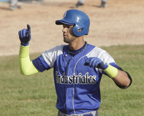Lourdes Gourriel dio jonrón con las bases llenas y fue clave en la victoria de Industriales contra Pinar del Río. foto: ismael Francisco