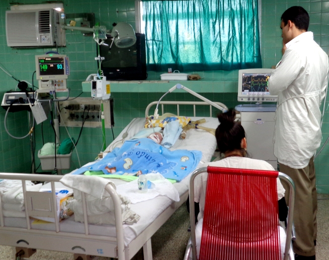 Pupilas insomnes sobre el pequeño enfermo. fotos: Jorge Pérez Cruz