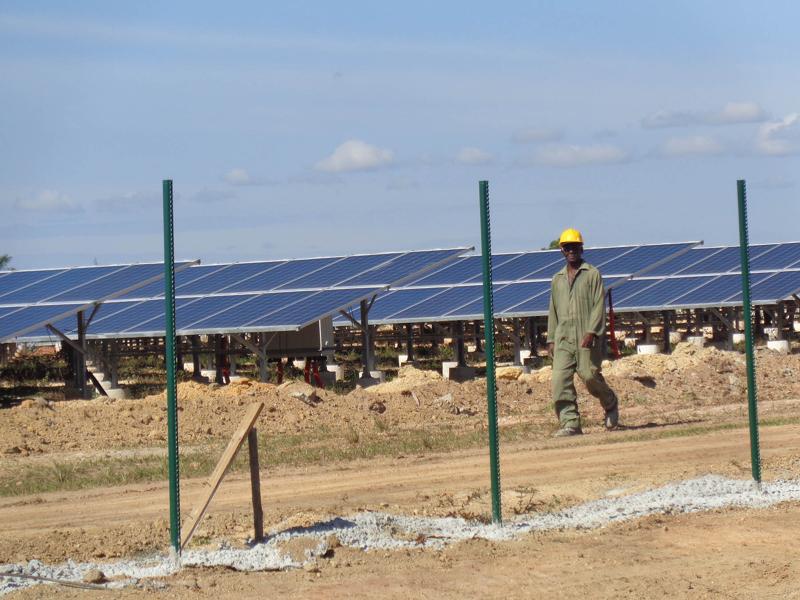 La obra comenzó en enero de 2014 y los especialistas esperan conectar el primer megawatt al Sistema Electroenergético Nacional en el mes de febrero. 
