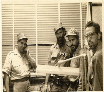 Primero de enero de 1959, en el Moncada. Al centro, el comandante René de los Santos y otros dos miembros de su tropa. Frente a ellos, con el teléfono, un oficial del ejército derrotado, no identificado. Foto: Cortesía de Amauri Ledea Capote
