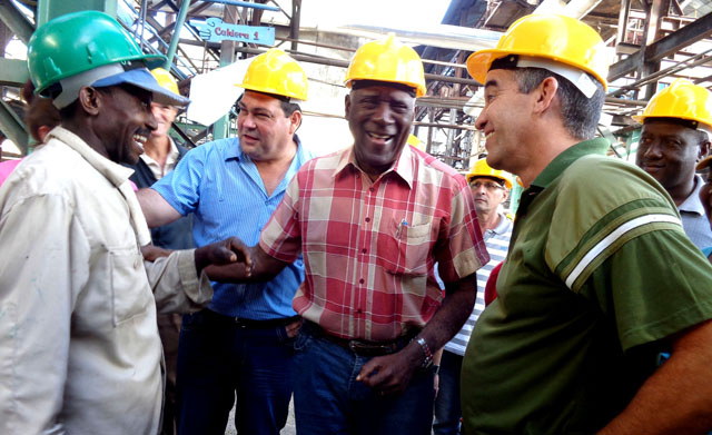En ameno diálogo con los trabajadores del central Ecuador; Valdés Mesa habló de las oportunidades para explotar reservas en la productividad que puedan aportar más a la economía y al salario. Foto: José Luis Martínez Alejo