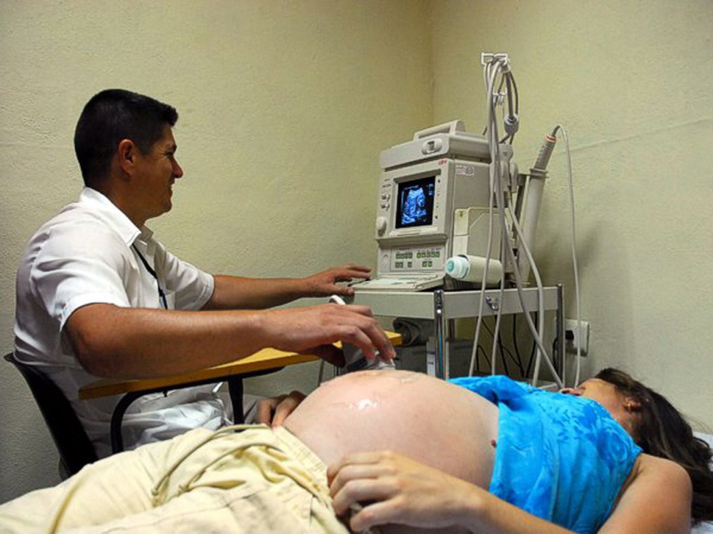 Las embarazadas son examinadas periódicamente como parte del programa de atención antes del parto.  Foto: Juan Carlos Dorado