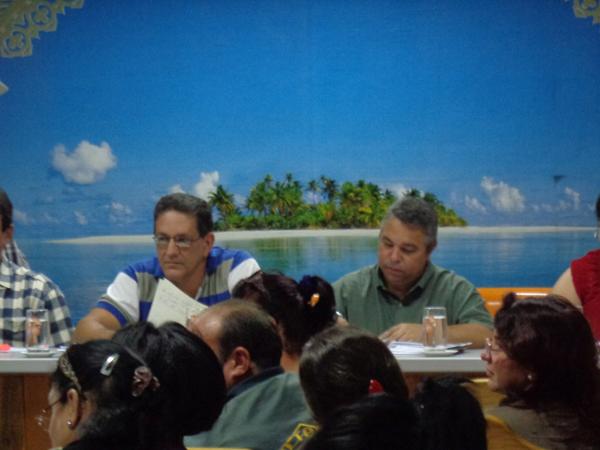 “Que la gente sepa cuál es su aporte a la economía, al cumplimiento de los planes”, expresó Guilarte de Nacimiento (derecha), en el balance anual de la CTC en Pinar del Río.