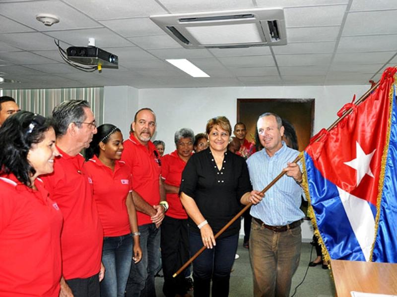 Lidia Esther Brunet, primera secretaria del Partido Comunista de Cuba en Cienfuegos, y José Cabrera Cabrera, secretario general del SNTEM, entregaron la bandera a la delegación de esa provincia. Foto: Efraín Cedeño.