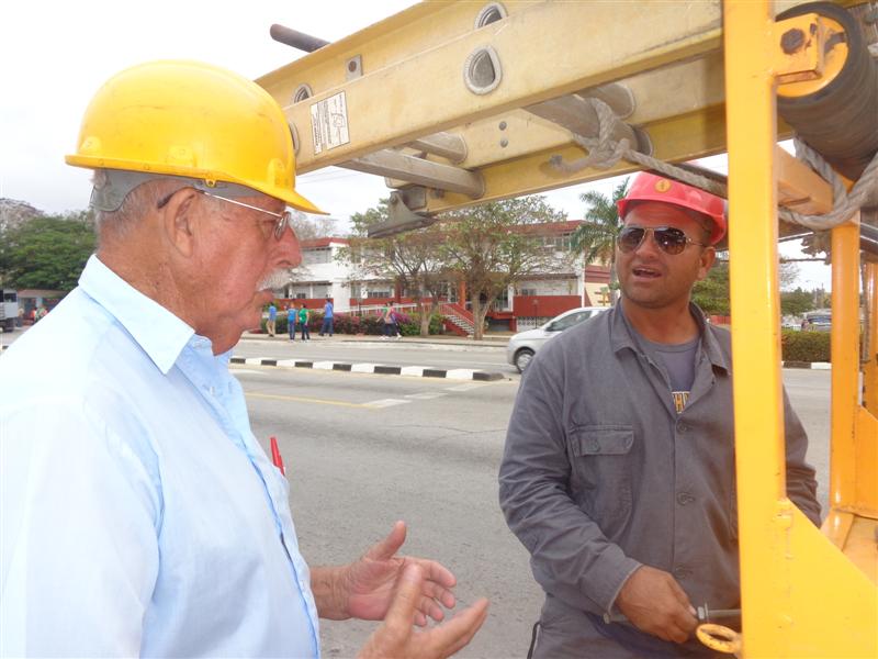 Olegario Peraza tiene 63 años de experiencia como trabajador eléctrico