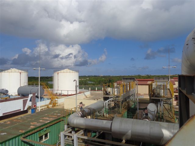 Desde lo más alto del emplazamiento se ve el mar, que ha sido cómplice del desarrollo eléctrico de esta zona aislada del SEN. Foto: Lourdes Rey Veitia