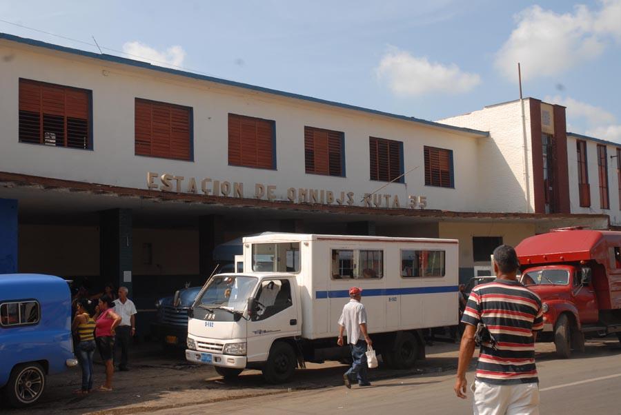 El empleador está obligado a brindar transportación o, en su caso, a sufragar los gastos por estos conceptos en la cuantía establecida, cuando los trabajadores son enviados eventual o temporalmente a realizar labores que implican una variación de su lugar habitual de alimentación y alojamiento. (Artículo 124 del Código de Trabajo). Foto: Agustín Borrego.