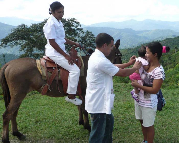 El Programa del Médico y la Enfermera de la familia ha posibilitado darle seguimiento, en cualquier parte del país, a las embarazadas en todas las etapas de gestación y luego a los recién nacidos durante su primer año de vida. Foto: Dilbert Reyes Rodríguez/Granma.