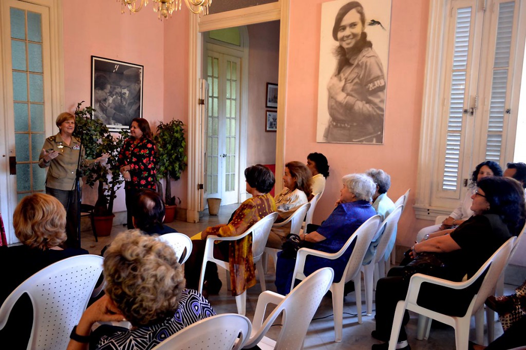 La coronela y doctora en ciencias técnicas Lidia Garrigó Andreu expresó su satisfacción por el aporte que realiza y llamó a continuar trabajando por la superación. Foto: Eddy Martin